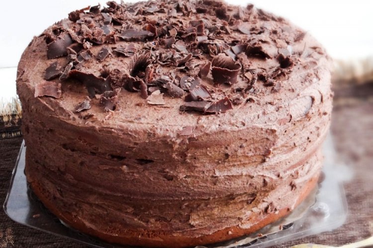 Pastel de miel con crema de chocolate en una sartén