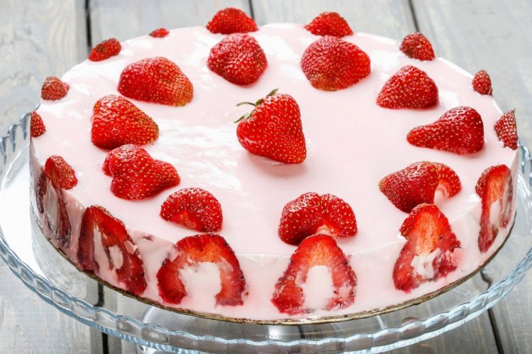 Pastel con crema de fresa en una sartén