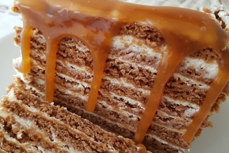Pastel de caramelo en una sartén