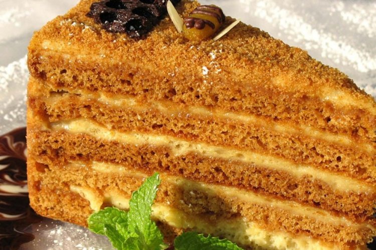 Pastel de miel en una sartén