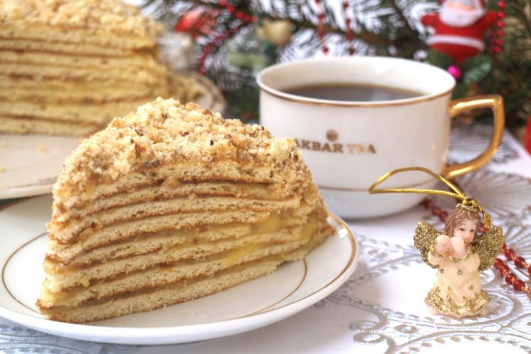 Pastel con leche condensada en una sartén