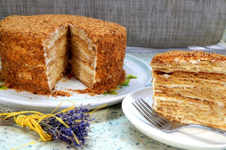 Pastel «Medovik» en una sartén