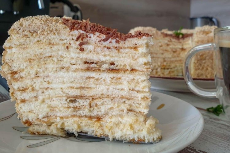 Pastel «Smetannik» en una sartén