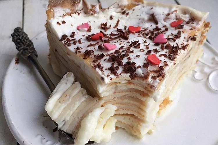 Pastel de plátano PP con crema de requesón en una sartén