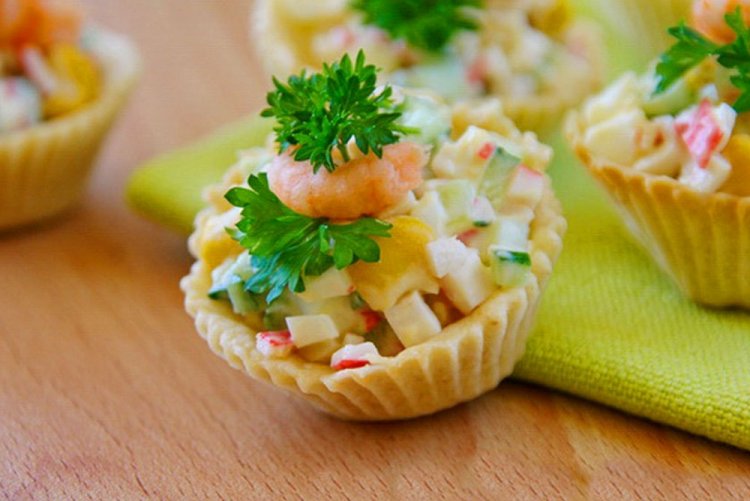 Tartlets mit Garnelen und Krabbenstäbchen