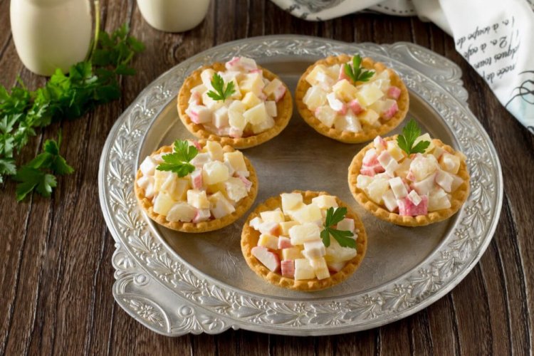 Tartlets mit Ananas, Krabbenstäbchen und Mais