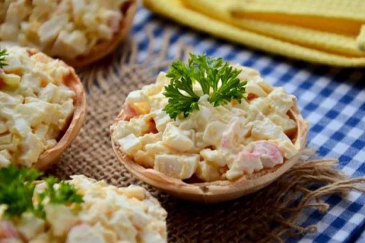 Tartlets mit Krabbenstäbchen und eingelegten Pilzen
