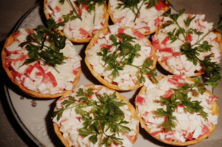 Tartlets mit Krabbenstäbchen und Senfdressing