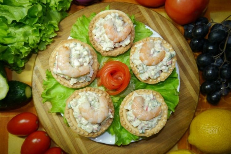 Tartlets mit Garnelen, Krabbenstäbchen und Frischkäse