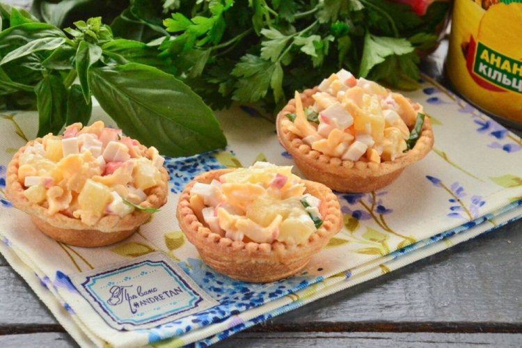Tartlets mit Krabbenstäbchen und Ananas