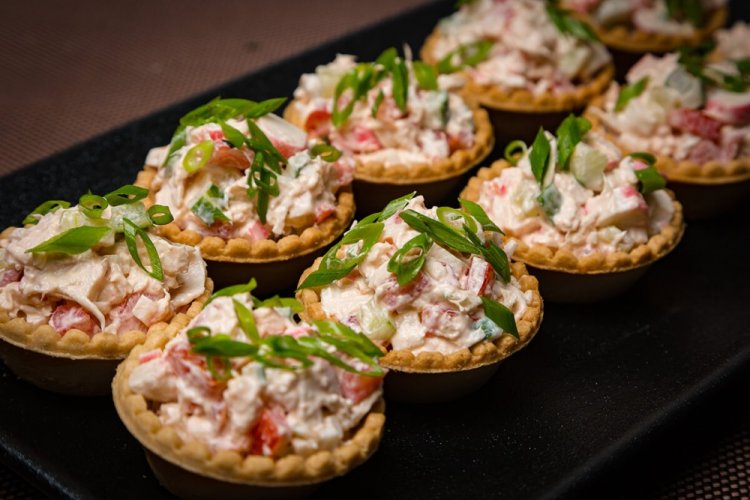 Tartlets mit Krabbenstäbchen und Tomaten