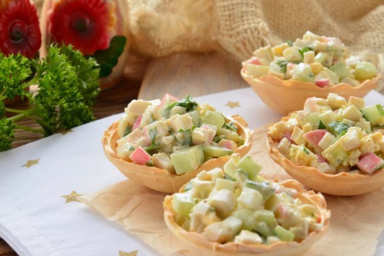 Tartlets mit Krabbenstäbchen und Apfel