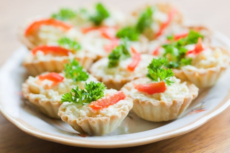 Tartlets mit Krabbenstäbchen und Oliven