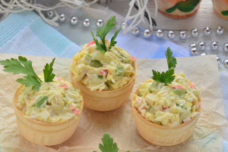 Tartlets mit Krabbenstäbchen und Avocado
