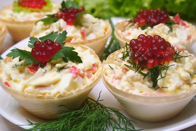 Tartlets mit Krabbenstäbchen und rotem Kaviar