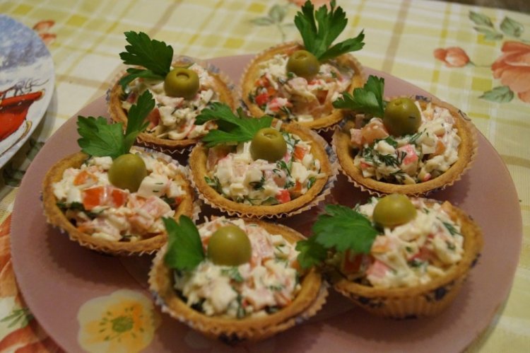 Tartlets mit Fischkonserven und Krabbenstäbchen