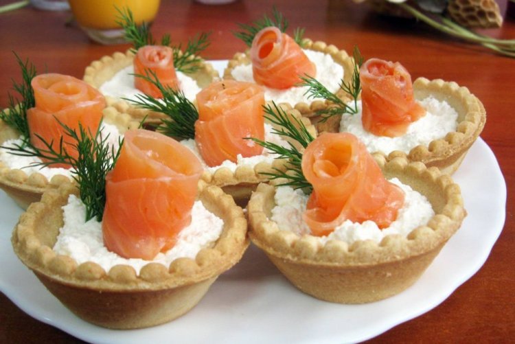 Tartlets mit Lachs und Krabbenstäbchen