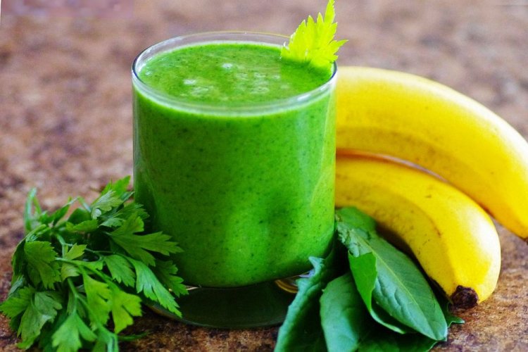Batido detox de plátano y hierbas