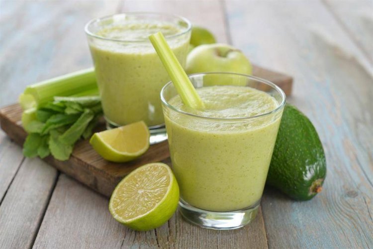 Batido detox de apio, aguacate y manzana verde