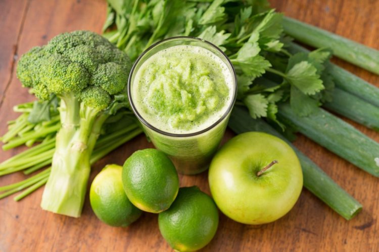 Batido detox de brócoli, manzana y hierbas