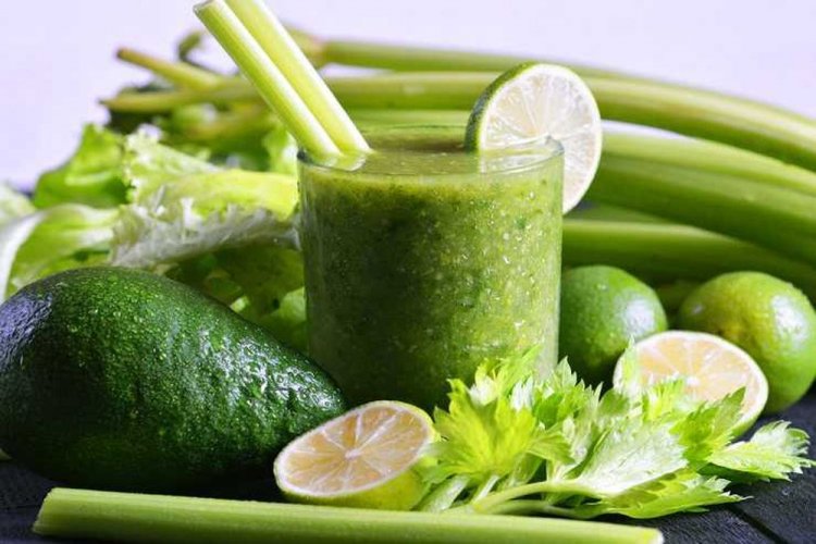 Batido detox de aguacate y apio