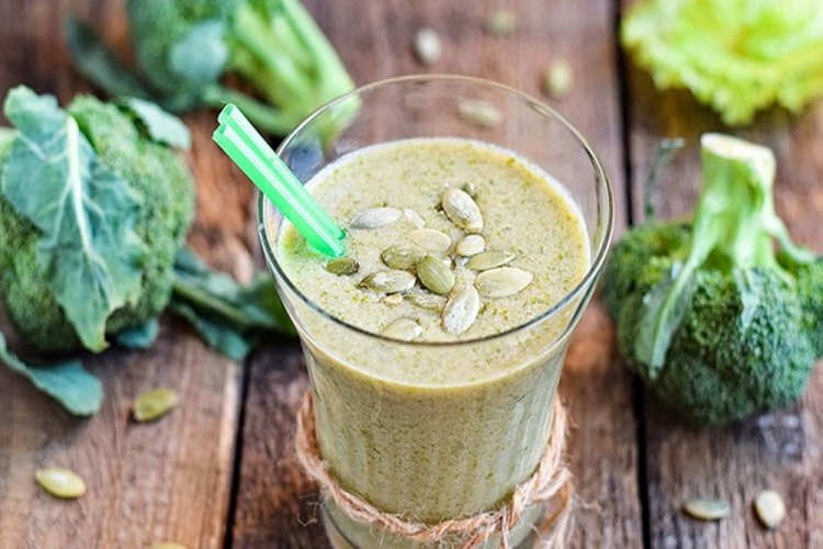 Batido detox de brócoli, plátano y semillas de calabaza