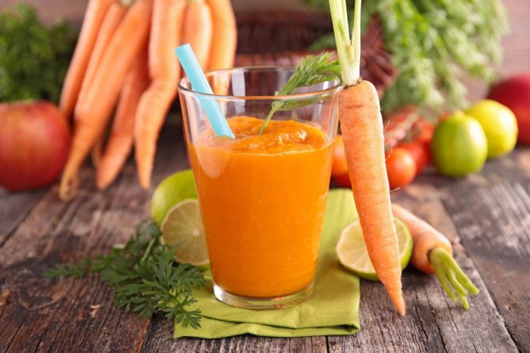 Batido detox de zanahoria, manzana y zumo de naranja