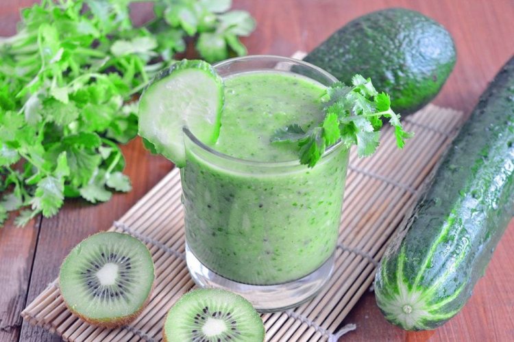 Batido detox verde de kiwi, pepino y cilantro