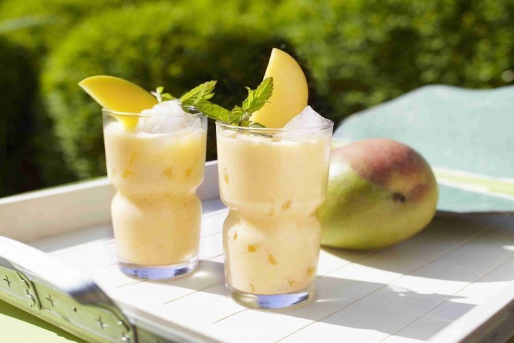 Batido detox de mango con leche de coco