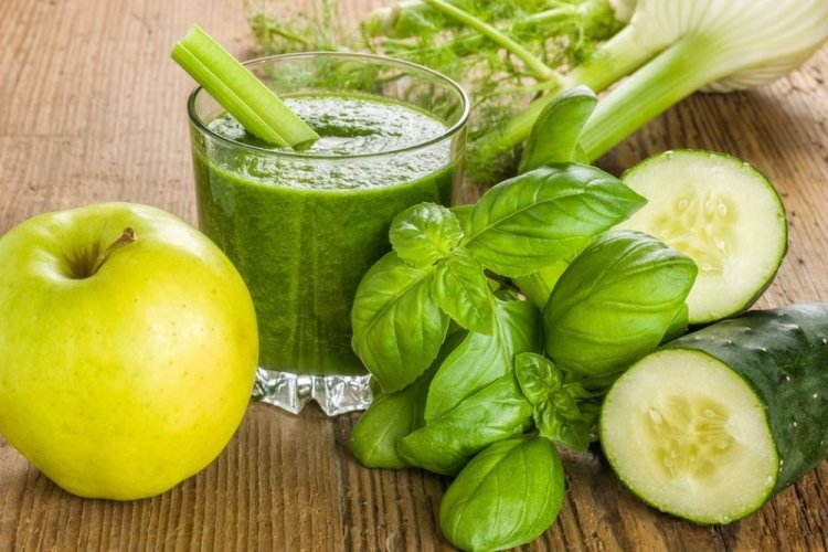 Batido detox de manzana, hinojo, pepino y albahaca
