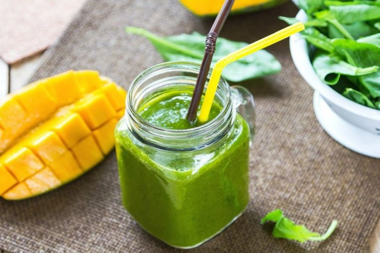 Mango and Spinach Smoothie