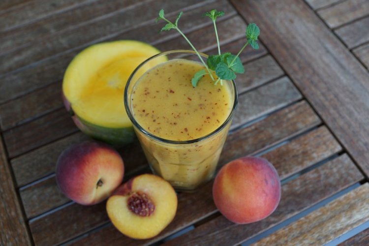 Mango, Peach, and Flaxseed Smoothie