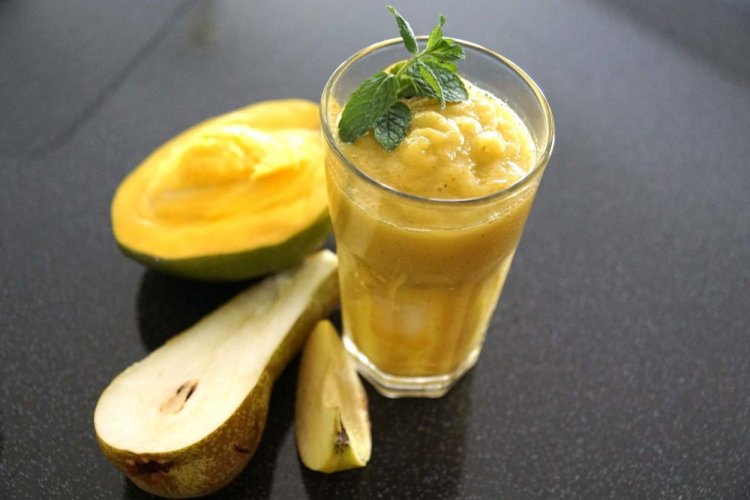 Pear, Mango, and Apple Smoothie