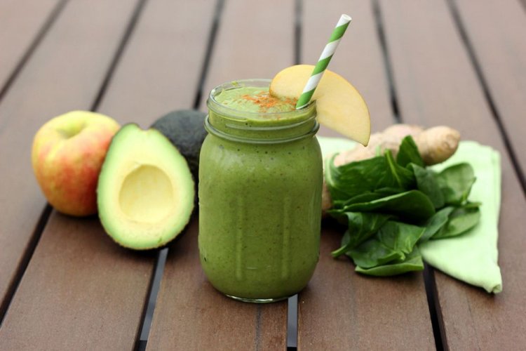 Smoothie aus Äpfeln, Avocado, Ingwer und Spinat