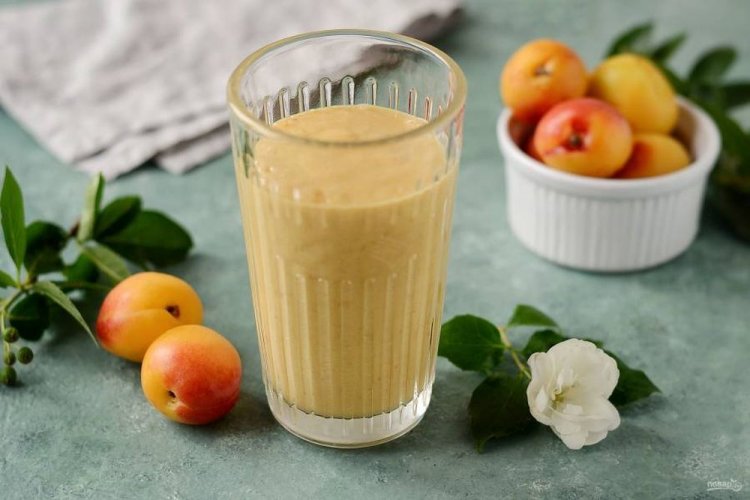 Aprikosen-Smoothie mit Mandelmilch