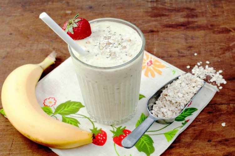 Bananen-Smoothie mit Haferflocken und Kokosmilch