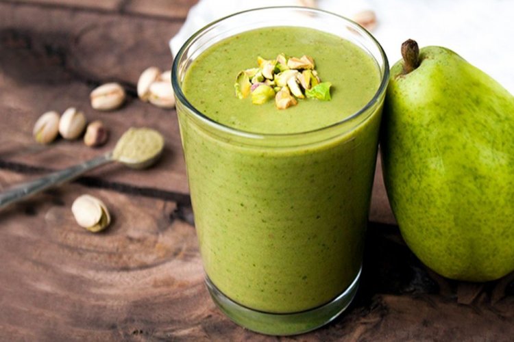 Birnen-Smoothie mit Pistazienmilch