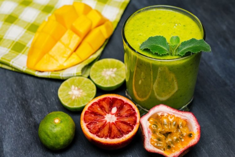 Vitamin-Smoothie aus verschiedenen Früchten