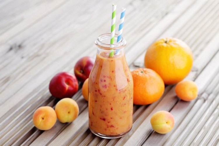Smoothie aus Pfirsichen, Aprikosen und Mandarinen