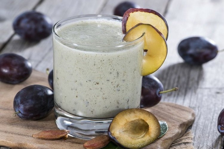 Pflaumen-Smoothie mit Joghurt