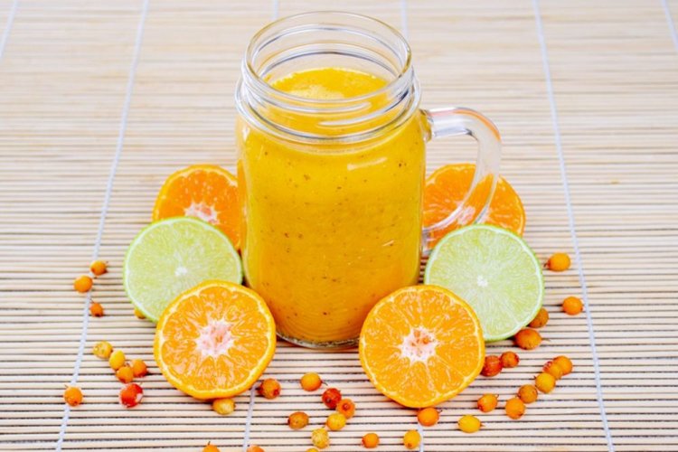 Smoothie aus Sanddorn, Orange und Limette