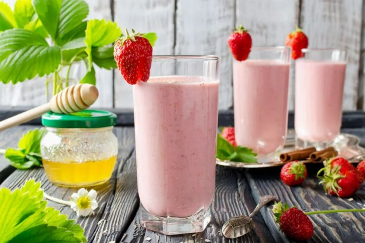 Erdbeersmoothie mit Hafermilch und Honig