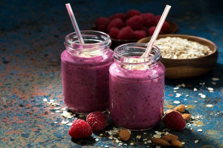 Himbeersmoothie mit Haferflocken und Mandelmilch