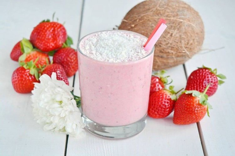 Erdbeersmoothie mit Kokosnuss und Kokosmilch