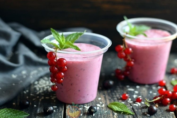 Smoothie aus roten Johannisbeeren mit Haferflocken und Milch