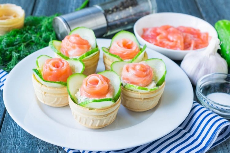 Tartaletas con salmón y pepino