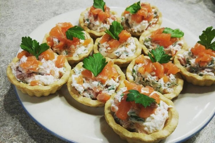 Tartaletas con salmón y huevas de capelán