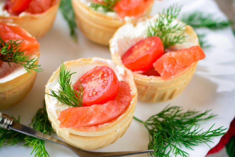 Tartaletas con salmón y tomates cherry