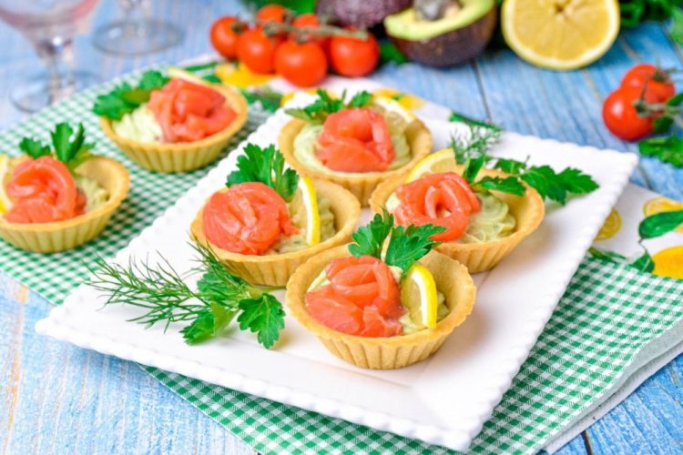 Tartaletas con salmón y aguacate
