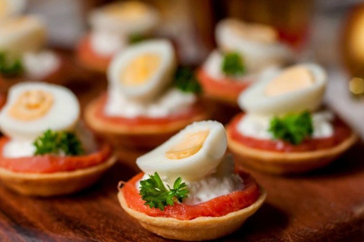 Tartaletas con salmón y huevos de codorniz